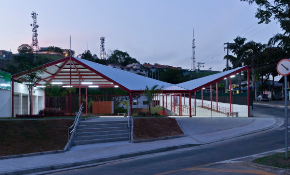 Alberto Simes Park, Pedro Paes, Eugenio Teixeira Borges, IDOM, So Jos dos Campos, Brasilien, 2016, Landschaftsplanung, Abenteuerpark, Baumwipfelpfad, Parkanlage, rot