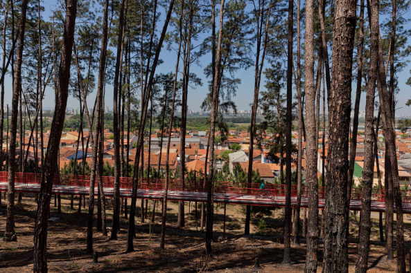 Alberto Simes Park, Pedro Paes, Eugenio Teixeira Borges, IDOM, So Jos dos Campos, Brasilien, 2016, Landschaftsplanung, Abenteuerpark, Baumwipfelpfad, Parkanlage, rot