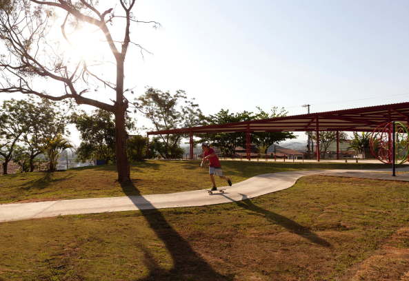 Alberto Simes Park, Pedro Paes, Eugenio Teixeira Borges, IDOM, So Jos dos Campos, Brasilien, 2016, Landschaftsplanung, Abenteuerpark, Baumwipfelpfad, Parkanlage, rot