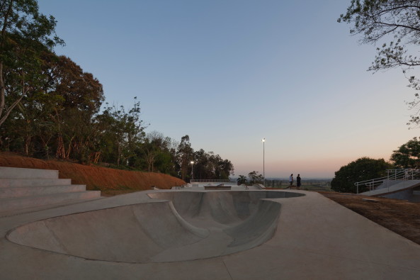 Alberto Simes Park, Pedro Paes, Eugenio Teixeira Borges, IDOM, So Jos dos Campos, Brasilien, 2016, Landschaftsplanung, Abenteuerpark, Baumwipfelpfad, Parkanlage, rot