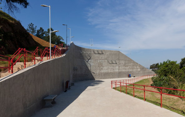 Alberto Sim�es Park, Pedro Paes, Eugenio Teixeira Borges, IDOM, S�o Jos� dos Campos, Brasilien, 2016, Landschaftsplanung, Abenteuerpark, Baumwipfelpfad, Parkanlage, rot