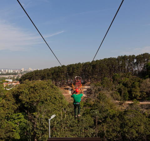 Alberto Simes Park, Pedro Paes, Eugenio Teixeira Borges, IDOM, So Jos dos Campos, Brasilien, 2016, Landschaftsplanung, Abenteuerpark, Baumwipfelpfad, Parkanlage, rot
