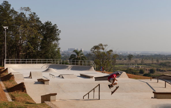 Alberto Simões Park, Pedro Paes, Eugenio Teixeira Borges, IDOM, São José dos Campos, Brasilien, 2016, Landschaftsplanung, Abenteuerpark, Baumwipfelpfad, Parkanlage, rot