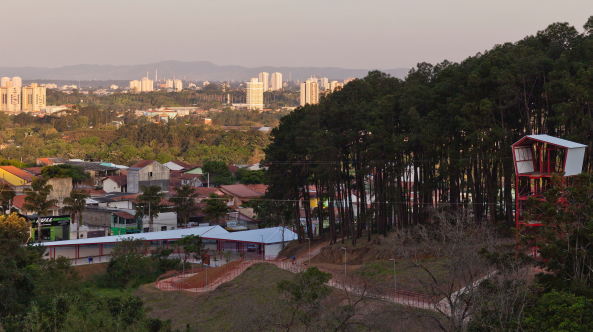 Alberto Simes Park, Pedro Paes, Eugenio Teixeira Borges, IDOM, So Jos dos Campos, Brasilien, 2016, Landschaftsplanung, Abenteuerpark, Baumwipfelpfad, Parkanlage, rot