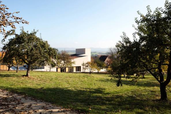 Kirchenbau, Beton, Neuapostolische Kirche, Pliezhausen, skulptural, Leichtbeton, Schwarzstahl, Baunetz, sakral, erdfarben, Pigmente, Tuffstein, Ackermann Raff Architekten, Marcus Ebener