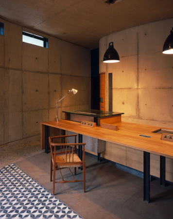 Baunetz, Meldung, Peter Salter, Crispin Kelley, H�l�ne Binet, London, luxus, luxurious living, gated living, courtyard, Inennhof, interior, Interieur, Alison Smithson, Peter Smithson, extravaganz, material, Holz, Fensterl�den, shutters, wood, facade, Fassade, R�ckzug, Introvertiertheit, Privatheit, privacy, Abschottung