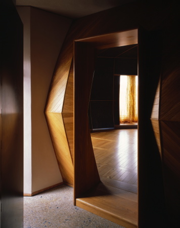 Baunetz, Meldung, Peter Salter, Crispin Kelley, H�l�ne Binet, London, luxus, luxurious living, gated living, courtyard, Inennhof, interior, Interieur, Alison Smithson, Peter Smithson, extravaganz, material, Holz, Fensterl�den, shutters, wood, facade, Fassade, R�ckzug, Introvertiertheit, Privatheit, privacy, Abschottung