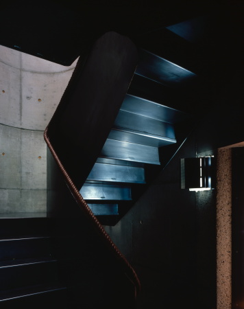 Baunetz, Meldung, Peter Salter, Crispin Kelley, H�l�ne Binet, London, luxus, luxurious living, gated living, courtyard, Inennhof, interior, Interieur, Alison Smithson, Peter Smithson, extravaganz, material, Holz, Fensterl�den, shutters, wood, facade, Fassade, R�ckzug, Introvertiertheit, Privatheit, privacy, Abschottung