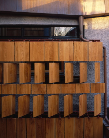 Baunetz, Meldung, Peter Salter, Crispin Kelley, Hlne Binet, London, luxus, luxurious living, gated living, courtyard, Inennhof, interior, Interieur, Alison Smithson, Peter Smithson, extravaganz, material, Holz, Fensterlden, shutters, wood, facade, Fassade, Rckzug, Introvertiertheit, Privatheit, privacy, Abschottung