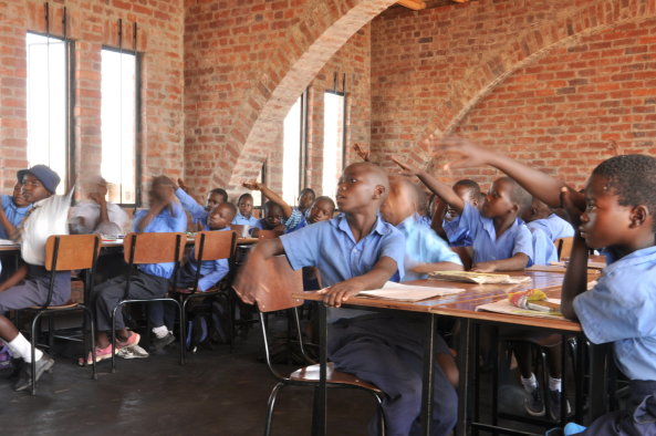 Dritte Welt, Ingenieure ohne Grenzen e.V., Hopley, Harare, Zimbabwe, Operation Murambatsvina, Massenobdachlosigkeit, Slum, informelle Siedlung, Gemeindezentrum, Schulbau, Lehmziegel, Studentenprojekt, Erwachsenenbildung Exodos