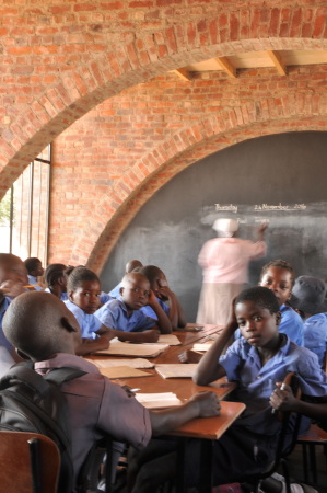 Dritte Welt, Ingenieure ohne Grenzen e.V., Hopley, Harare, Zimbabwe, Operation Murambatsvina, Massenobdachlosigkeit, Slum, informelle Siedlung, Gemeindezentrum, Schulbau, Lehmziegel, Studentenprojekt, Erwachsenenbildung Exodos