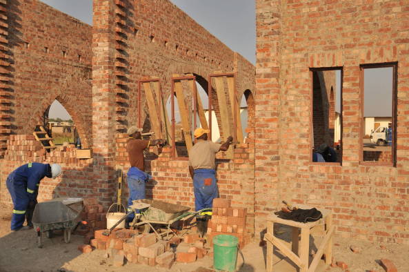 Dritte Welt, Ingenieure ohne Grenzen e.V., Hopley, Harare, Zimbabwe, Operation Murambatsvina, Massenobdachlosigkeit, Slum, informelle Siedlung, Gemeindezentrum, Schulbau, Lehmziegel, Studentenprojekt, Erwachsenenbildung Exodos