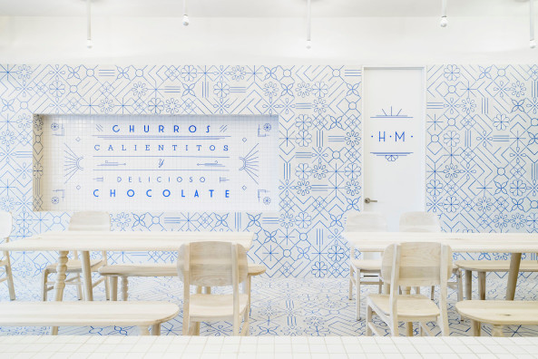 Ornament und kein Verbrechen: Stilisierte Grafiken in Persischblau auf weiem Grund dienen im Cafe Moro als Motivfliesen und durchgehendes Raumornament