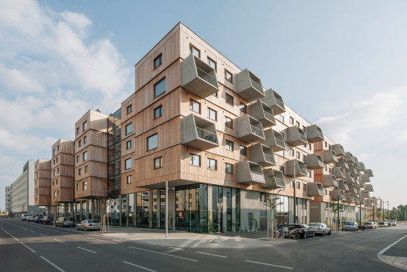 Ein mehrgeschossiger Holzhybridbau von Querkraft Architekten schafft in Wien (Seestadt Aspern) Platz fr 213 Wohnungen