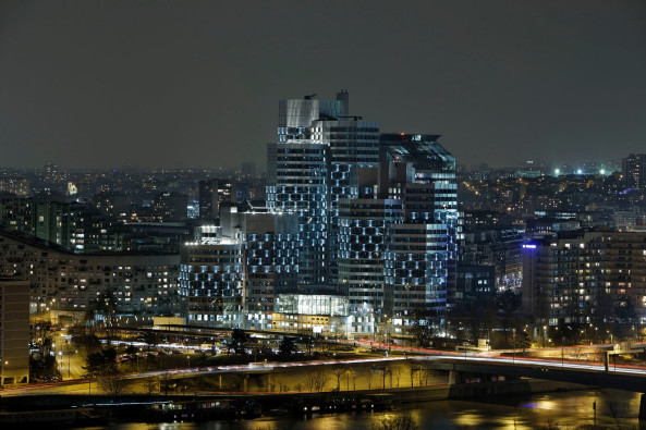 Citylights: Wie Brillantringe oder Objekte aus einem Sci-fi-Film strahlen die LED-illuminierten Fassaden eines 70er-Jahre-Kolosses in Paris