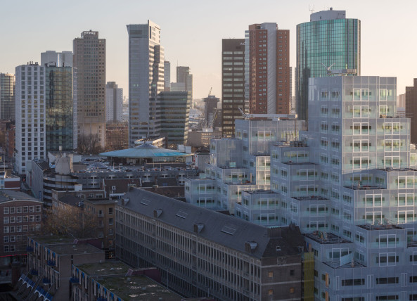 Kolossaler Kistenstapel: Im glsernen Timmerhuis von OMA in Rotterdam sind Wohnungen und Bros der Stadtverwaltung untergebracht