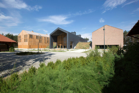 3 x Archetyp: Auf drei scheunenartige Baukrper aus Holz, Ziegel oder Schiefer sind im Hotel Skansen in Sierpc die verschiedenen Rume verteilt