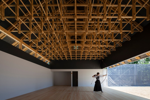Japanische Holzbaukunst bei einer Bogenschiehalle und einem Boxclub in Tokio