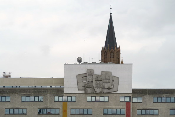 NEUBRANDENBURG: Das Aluminium-Relief Vier Tore von Gerd Werner, 1972, ist erhalten geblieben  das Gebude wurde mittlerweile abgerissen.