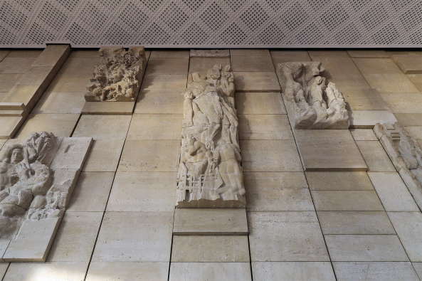 GERA: Eine mehr als 450 Quadratmeter groe Reliefwand im Foyer des ehemaligen Haus der Kultur, unter der Leitung von Jo Jastram und der Mitwirkung von 24 Knstlern entstanden.