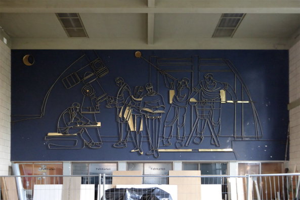 JENA: Ein 1964 von der Deutschen Reichsbahn in Auftrag gegebenes Kunstwerk von Kurt Hanf in der Schalterhalle des Saalbahnhofs.