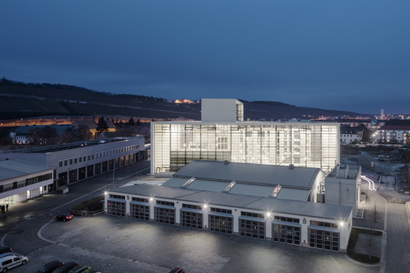 Gerkan, Marg und Partner, gmp, Würzburg, Feuerwehrschule, 2016, Bayern, Ausbildung, Schule, Übungshalle, Feuerwehr, Halle, Beton, Fassade