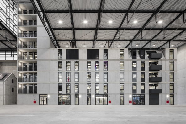 Gerkan, Marg und Partner, gmp, Wrzburg, Feuerwehrschule, 2016, Bayern, Ausbildung, Schule, bungshalle, Feuerwehr, Halle, Beton, Fassade