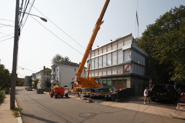 Ensamble Studio, Brookline, Brookline Massachusetts, Leichtbau, Bauschaum, foam, seel structure, Stahlgerst, Einfamilienhaus, single family house, Aufstockung, Umbau, reorganisation, extension, architecture film, construction process, Bauprozess, Architekturfilm, Madrid, pre-fabrication, Vorfertigung, Allraum