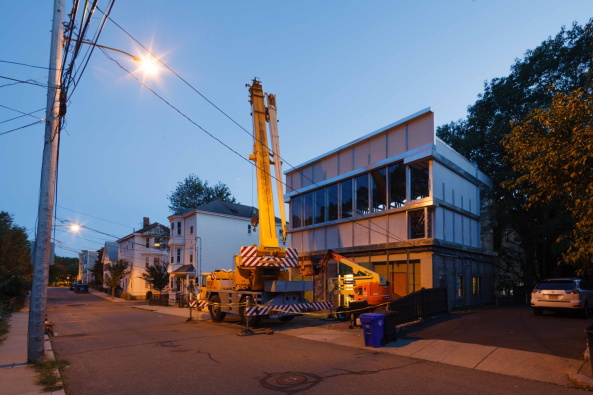 Ensamble Studio, Brookline, Brookline Massachusetts, Leichtbau, Bauschaum, foam, seel structure, Stahlgerst, Einfamilienhaus, single family house, Aufstockung, Umbau, reorganisation, extension, architecture film, construction process, Bauprozess, Architekturfilm, Madrid, pre-fabrication, Vorfertigung, Allraum
