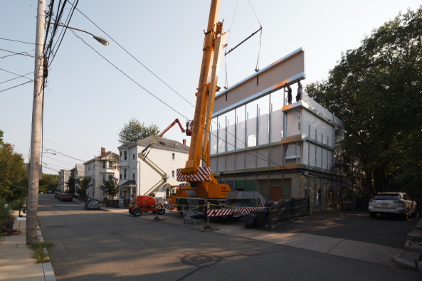 Ensamble Studio, Brookline, Brookline Massachusetts, Leichtbau, Bauschaum, foam, seel structure, Stahlgerst, Einfamilienhaus, single family house, Aufstockung, Umbau, reorganisation, extension, architecture film, construction process, Bauprozess, Architekturfilm, Madrid, pre-fabrication, Vorfertigung, Allraum