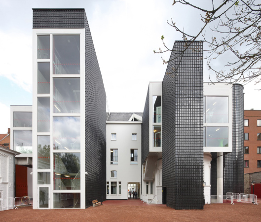 In Ledeberg verwandelten De Vylder Vinck Taillieu das alte Rathaus in ein Stadtteilhaus.