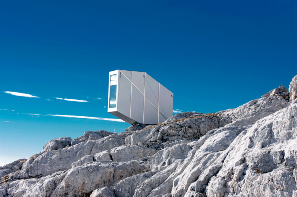 Balanciert am Abgrund, hlt sich aber: Schutzhtte von OFIS in den Julischen Alpen (mit Contemporary Building Design), Foto: Janez Martincic