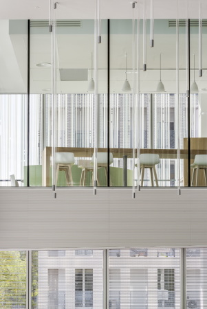 Bank, Frankreich, Nantes, Credit Mutuel, AIA Associ�s, Heliotrop, Transparenz, Transparency, Glasfassade, Silkscreen, Siebdruck, B�rogeb�ude, Officebuilding, Luc Boegly, Guillaume Sartre, Richard Hamilton, France