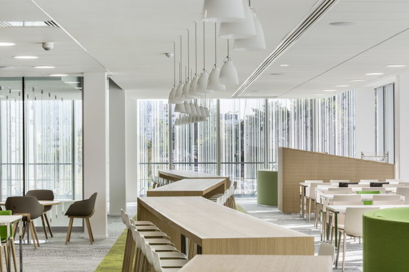 Bank, Frankreich, Nantes, Credit Mutuel, AIA Associ�s, Heliotrop, Transparenz, Transparency, Glasfassade, Silkscreen, Siebdruck, B�rogeb�ude, Officebuilding, Luc Boegly, Guillaume Sartre, Richard Hamilton, France