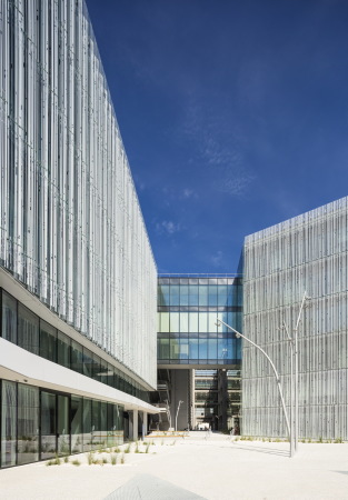 Bank, Frankreich, Nantes, Credit Mutuel, AIA Associs, Heliotrop, Transparenz, Transparency, Glasfassade, Silkscreen, Siebdruck, Brogebude, Officebuilding, Luc Boegly, Guillaume Sartre, Richard Hamilton, France