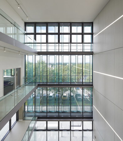Sheppard Robson, New Sciencie Building, University of Hertfordshire, UK, 2016. Laborgebude, Fassade, Lamellen, Jalousien, Aluminiumstreckmetall, kupferfarben