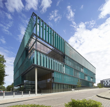 Sheppard Robson, New Sciencie Building, University of Hertfordshire, UK, 2016. Laborgebude, Fassade, Lamellen, Jalousien, Aluminiumstreckmetall, kupferfarben