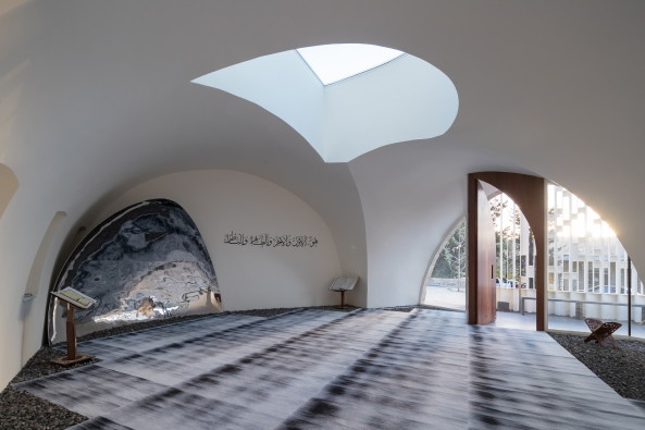 leftish, left, iwan baan, ieva Saudargaite, moschee mosque, libanon, lebanon, umbau, umnutzung, mekka, ausrichtung, wei, stahl, lamellen, mensch, schrift, islam, moslem, beten, bethaus, gotteshaus, gott, allah, typografie, ornament, architektur, beten, spirituell, sakral, sakralbau