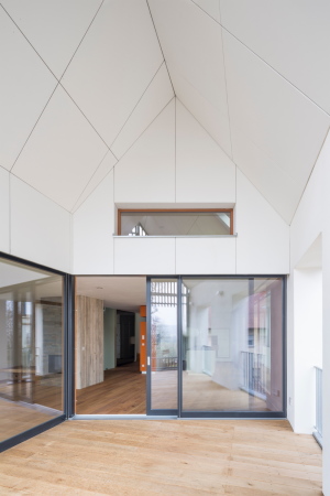 Putz, krnig, Holzstbe, Lrche, regional, verschobener Grundriss, shifted groundfloor, Hlle, shell, larch, Wohnhaus, Living, countryside, Stefan Mayer, Reinhardshofen, Markus Gentner