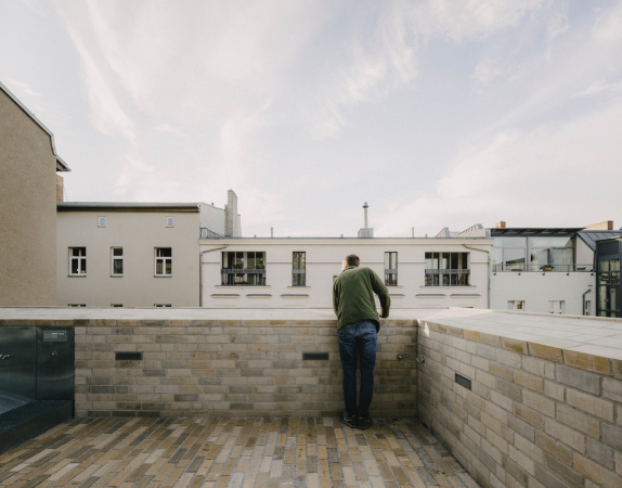 Barkow Leibinger, Berlin, Baunetz Meldung, Baunetz, Wohnhaus, Hinterhof, Berlin, Prenzlauer Berg, Hinterhaus, Quergebude, Ziegel, Klinker, shape, form, Dach, steiles Dach, steep roof, all over, brick, Zweifamilienhaus, Simon Menges, Laurian Ghinitoiu, skandinavische Moderne, scandinavian modernism, Dachterrasse, roof terrace