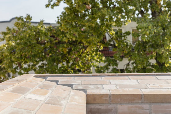 Barkow Leibinger, Berlin, Baunetz Meldung, Baunetz, Wohnhaus, Hinterhof, Berlin, Prenzlauer Berg, Hinterhaus, Quergebude, Ziegel, Klinker, shape, form, Dach, steiles Dach, steep roof, all over, brick, Zweifamilienhaus, Simon Menges, Laurian Ghinitoiu, skandinavische Moderne, scandinavian modernism, Dachterrasse, roof terrace