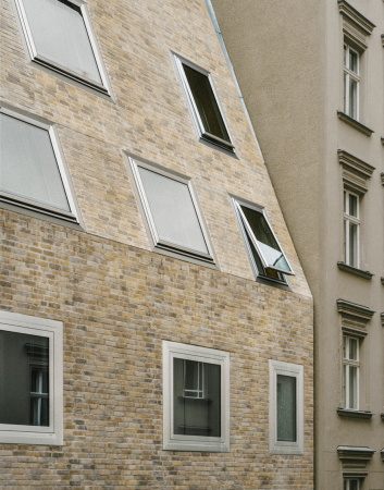 Barkow Leibinger, Berlin, Baunetz Meldung, Baunetz, Wohnhaus, Hinterhof, Berlin, Prenzlauer Berg, Hinterhaus, Quergebude, Ziegel, Klinker, shape, form, Dach, steiles Dach, steep roof, all over, brick, Zweifamilienhaus, Simon Menges, Laurian Ghinitoiu, skandinavische Moderne, scandinavian modernism, Dachterrasse, roof terrace