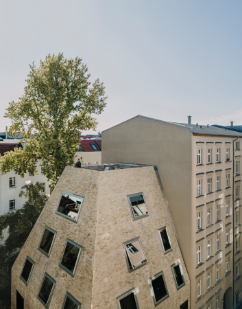 Barkow Leibinger, Berlin, Baunetz Meldung, Baunetz, Wohnhaus, Hinterhof, Berlin, Prenzlauer Berg, Hinterhaus, Quergebude, Ziegel, Klinker, shape, form, Dach, steiles Dach, steep roof, all over, brick, Zweifamilienhaus, Simon Menges, Laurian Ghinitoiu, skandinavische Moderne, scandinavian modernism, Dachterrasse, roof terrace