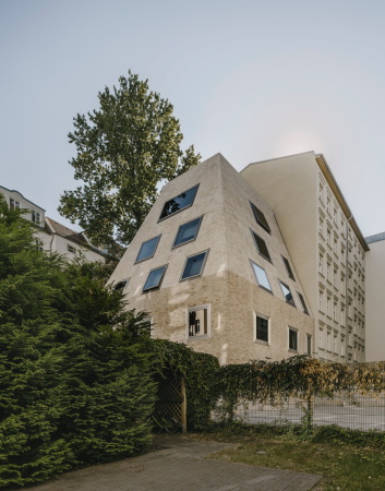 Barkow Leibinger, Berlin, Baunetz Meldung, Baunetz, Wohnhaus, Hinterhof, Berlin, Prenzlauer Berg, Hinterhaus, Quergebude, Ziegel, Klinker, shape, form, Dach, steiles Dach, steep roof, all over, brick, Zweifamilienhaus, Simon Menges, Laurian Ghinitoiu, skandinavische Moderne, scandinavian modernism, Dachterrasse, roof terrace