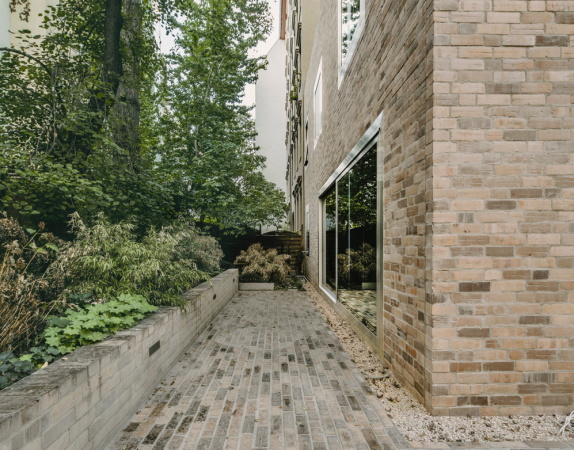 Barkow Leibinger, Berlin, Baunetz Meldung, Baunetz, Wohnhaus, Hinterhof, Berlin, Prenzlauer Berg, Hinterhaus, Quergebude, Ziegel, Klinker, shape, form, Dach, steiles Dach, steep roof, all over, brick, Zweifamilienhaus, Simon Menges, Laurian Ghinitoiu, skandinavische Moderne, scandinavian modernism, Dachterrasse, roof terrace