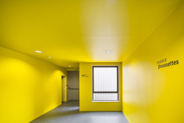 Tequi, Sergio Grazia, Stdtebau, Renovation Urbaine, Stadtsanierung, Cit, Banlieu, Paris, Kulturzentrum, Patio, Innenhof, transparent, Platz, Vorplatz, gold, grau, grey, concrete