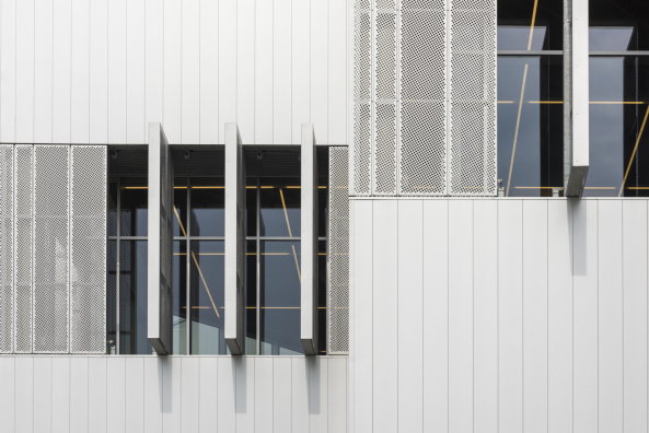 Klaas Verdu, 2dvw, belgien, niederlande, architekten, architectuurbureau, johan de wachter, aluminium, stahl, fassade, profile, gefalteter, gefaltet, gewerbe, packaging, deca, verpackungen, deka, halle, bro, firmenzentrale, headquarters, zentrale, sitz, unternehmenssitz, firmensitz, arc16, detail, award, faltung, johan de wachter, jdwa