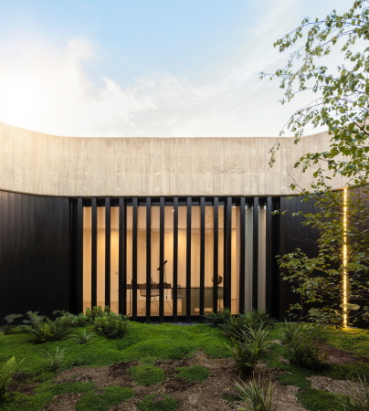 Baunetz, Baunetz Meldung, Sapceworkers, Villa, Einfamilienhaus, family house, Sichtbeton, Beton, concrete, glas, flie�ender Grundriss, organic groundplan, Paredes, Porto, Auto, Motorrad, car, motor bike, Fernando Guerra