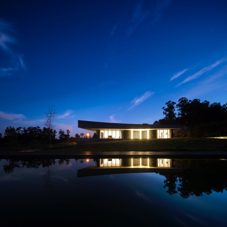 Baunetz, Baunetz Meldung, Sapceworkers, Villa, Einfamilienhaus, family house, Sichtbeton, Beton, concrete, glas, flie�ender Grundriss, organic groundplan, Paredes, Porto, Auto, Motorrad, car, motor bike, Fernando Guerra