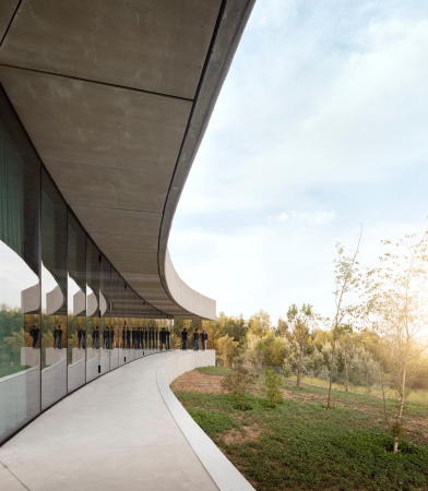 Baunetz, Baunetz Meldung, Sapceworkers, Villa, Einfamilienhaus, family house, Sichtbeton, Beton, concrete, glas, flieender Grundriss, organic groundplan, Paredes, Porto, Auto, Motorrad, car, motor bike, Fernando Guerra